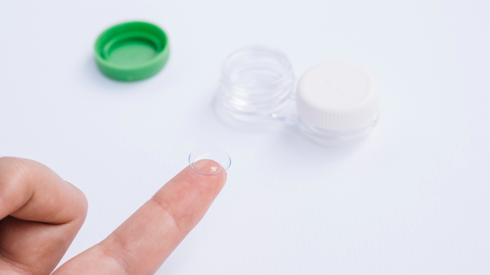 Why Contact Lens Hygiene Is Non-Negotiable in UAE Weather